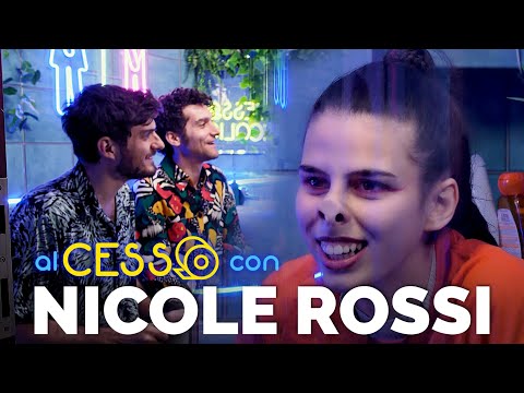 Nicole Rossi al Cesso con Le Coliche