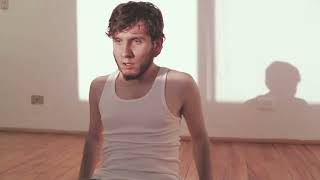 Existe Un Hombre Que Tiene La Costumbre De Pegarme Con Un Paraguas En La Cabeza - Cortometraje (Sub)