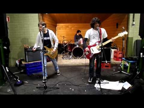 IMPERIO CALIFORNIA en "Pikotos Azoka Musikala" 12/12/15 Portugalete