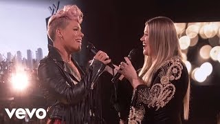 Kelly Clarkson, P!nk - Everybody Hurts (2017 American Music Awards)