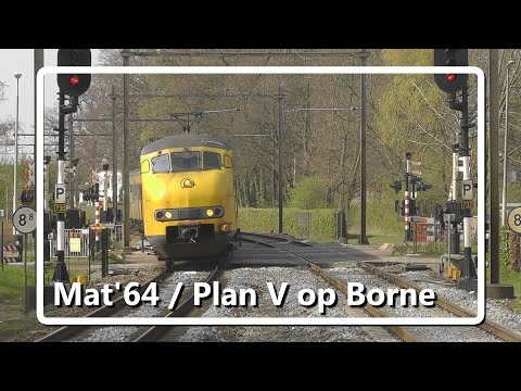 Aankomst Mat'64 op station Borne (met sluiting overweg)!