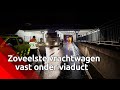 En weer rijdt een vrachtwagen zich vast onder viaduct in Waalwijk