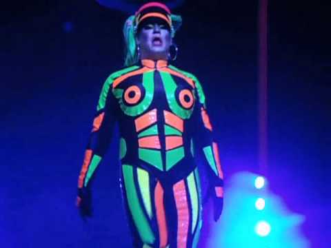 Mikaela Pitt - Sátira da Eliana - Blue Space - 13.11.11