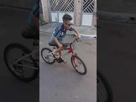 Pedrinho dando Grau na Bicicleta