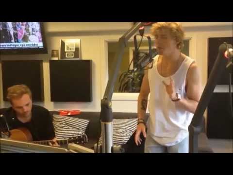 Christopher synger 'MAMA' live i Vågn Op! med The Voice