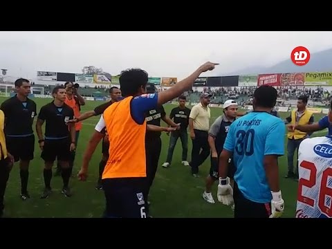 Jugadores venados reclaman a la cuarteta arbitral