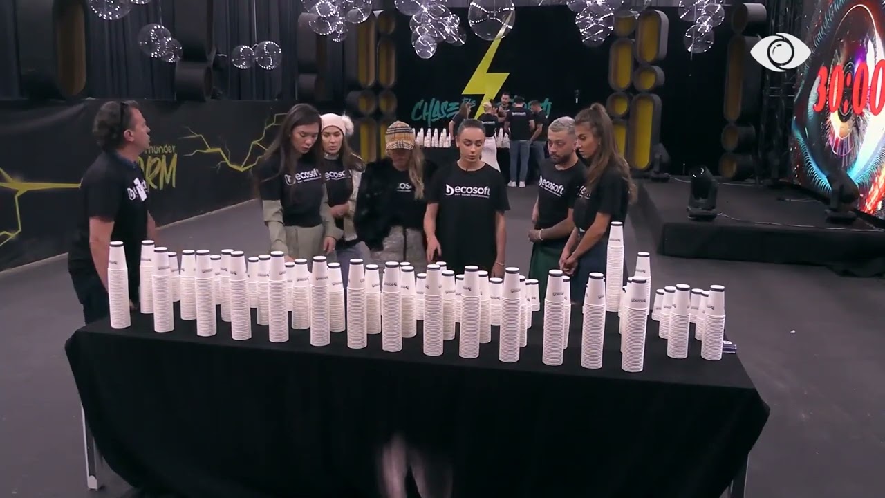 Me rënien e gongut, grupi 1 nis ndërtimin e piramidës me gota