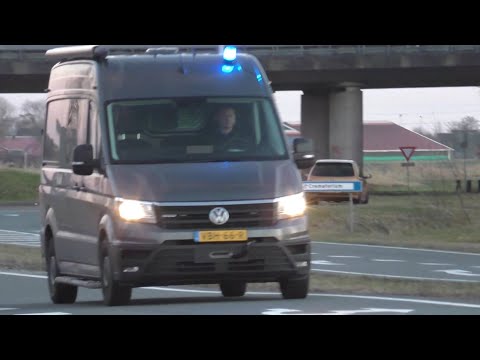 P1 Politie [water calamiteiten Team] (WCT) met spoed naar een persoon te water in Sint Annaparochie