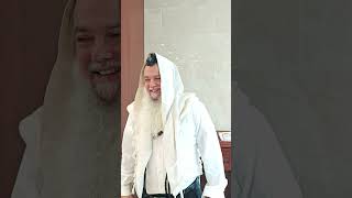 האם מותר לשבת על ספה שיש בה ספרים???🤔 (הרב יגאל כהן) - התמונה מוצגת ישירות מתוך אתר האינטרנט יוטיוב. זכויות היוצרים בתמונה שייכות ליוצרה. קישור קרדיט למקור התוכן נמצא בתוך דף הסרטון