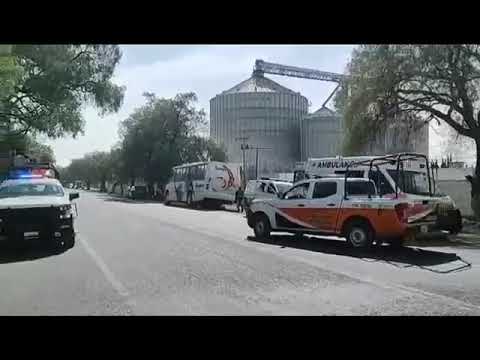 Autobús de pasajeros de la Línea Tizayuca, intentó ganarle el paso al tren en Tecámac
