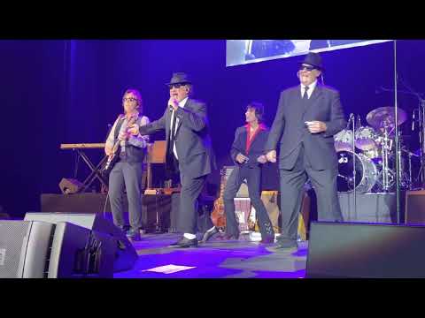 The Blues Brothers (Dan Aykroyd & Jim Belushi) performing Sweet Home Chicago!