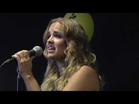 Lillen Stenberg opptrer på Den digitale kuledagen 2021 💛