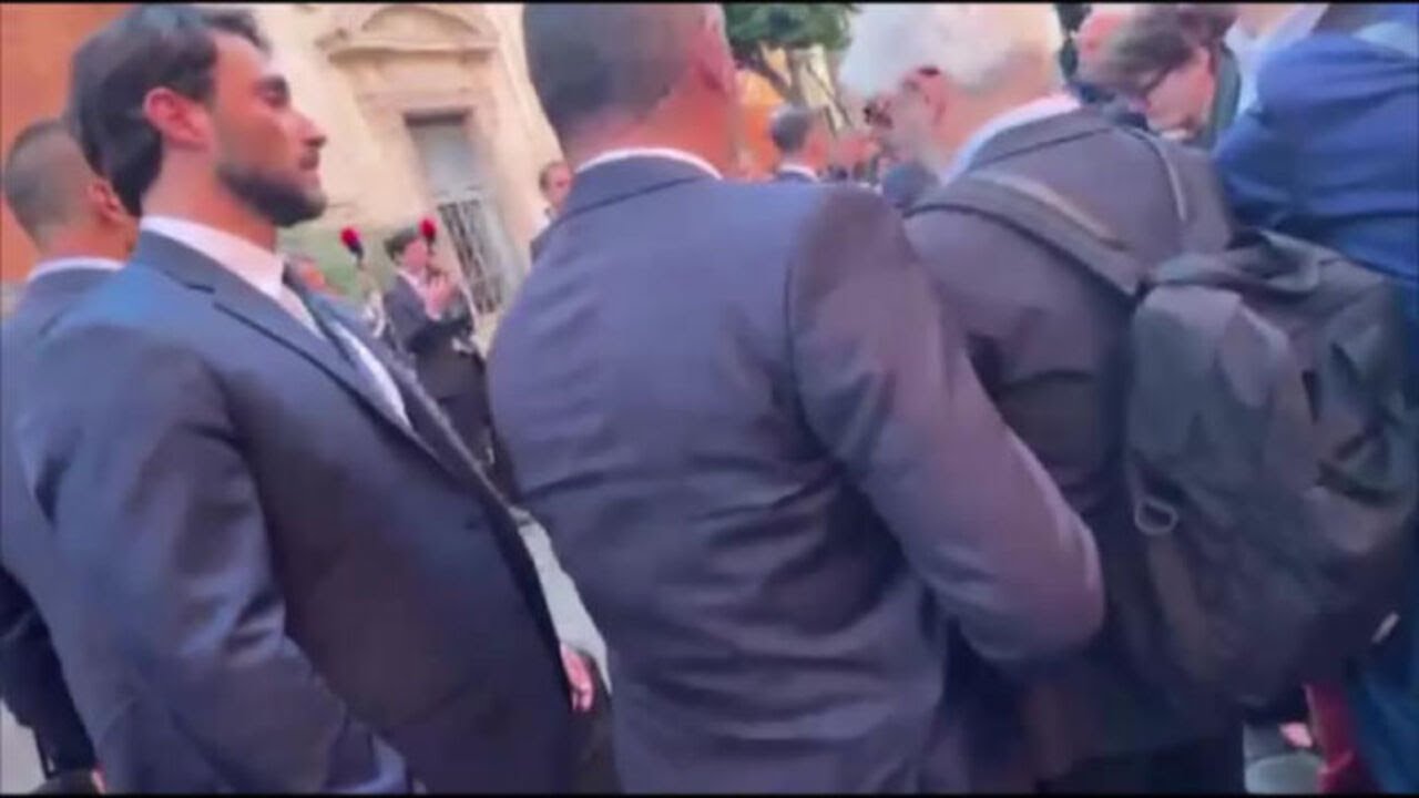 Macron lancia baci alla folla entrando nella sede di Sant'Egidio a Roma