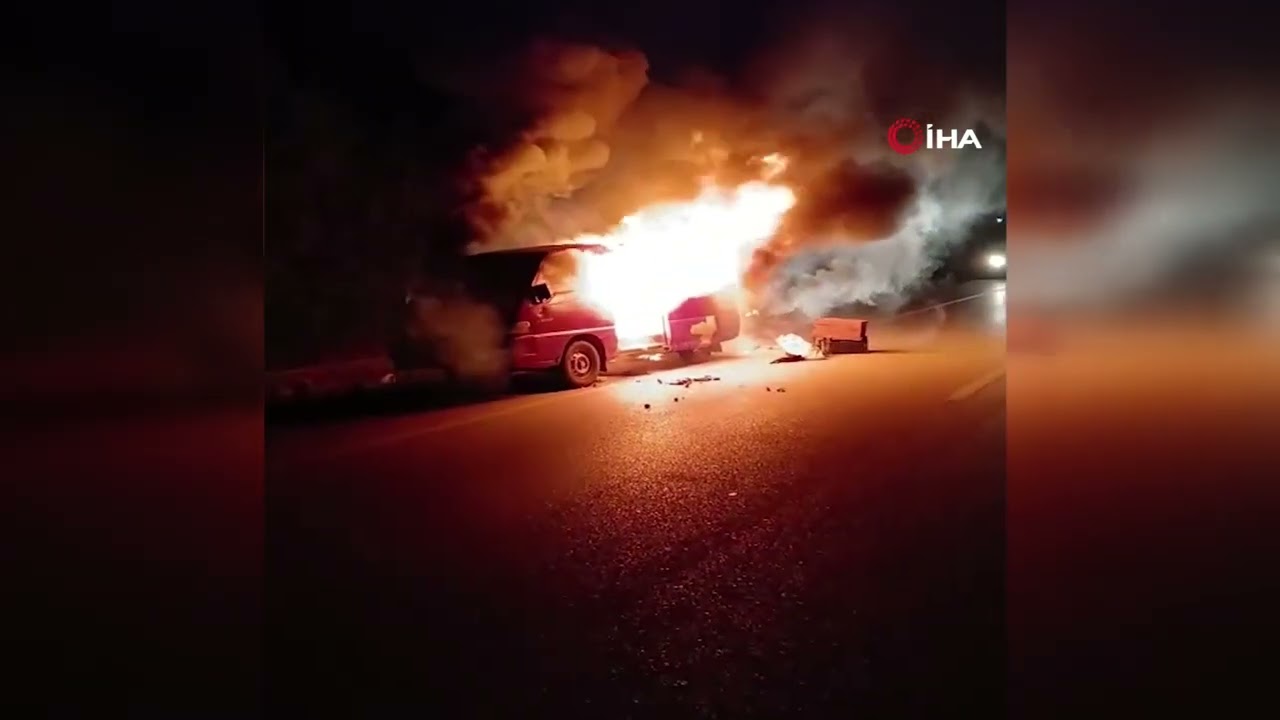 Seyir halindeki minibüs alev alev yandı
