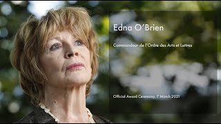 Edna O'Brien reçoit les insignes de Commandeur de l'Ordre des Arts et des Lettres