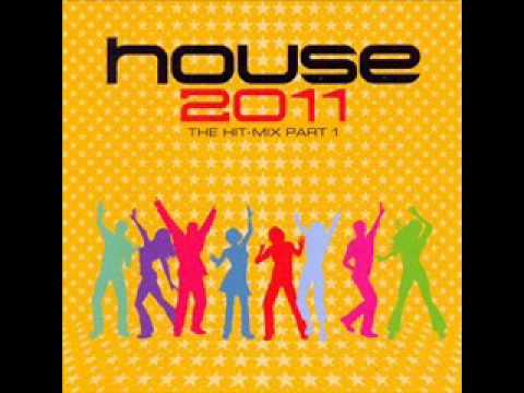 memy   con la mano levanta ouu yesS