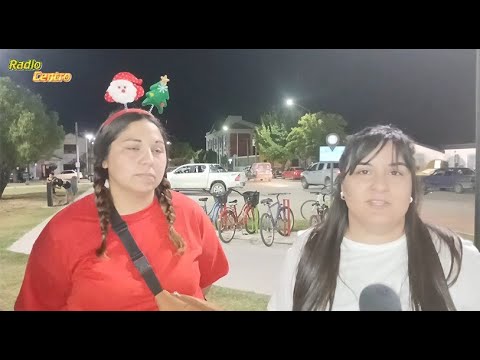 Villa Huidobro - Papá Noel llegó a la localidad regalando golosinas a los niños.