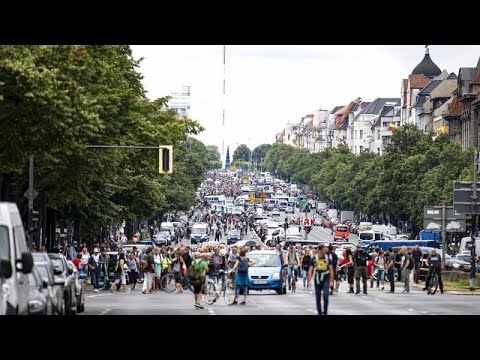 "Diktatur" in Berlin? Polizei gegen Querdenker, die trotz Verbot protestieren