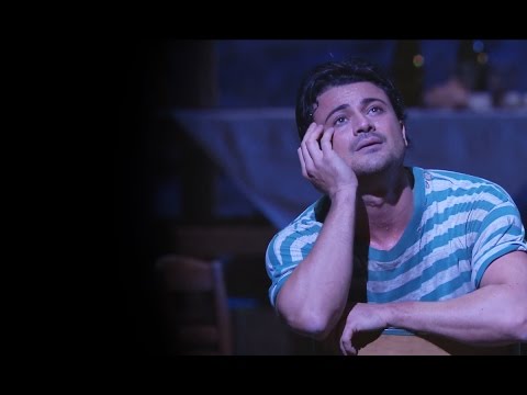 Ο Ιταλός οξύφωνος Vittorio Grigolo [Βιττόριο Γκρίγκολο], στον ρόλο του Νεμορίνο, ερμηνεύει την άρια "Una furtiva lagrima" από τη Β’ Πράξη της όπερας L'elisir d'amore [Το ελιξίριο του έρωτα] του Gaetano Donizetti [Γκαετάνο Ντονιτζέττι], σε σκηνοθεσία Laurent Pelly και παραγωγή της Βασιλικής Όπερας του Λονδίνου (2014). Ο Grigolo ενσαρκώνει τον σύγχρονο&nbsp;ζεν πρεμιέ&nbsp;της λυρικής σκηνής μέσα από μία ερμηνεία, η οποία συνδυάζει την τεχνική αρτιότητα ενός σπουδαίου σολίστ με τη φωτογένεια και τη συναισθηματική ένταση ενός κινηματογραφικού πρωταγωνιστή.