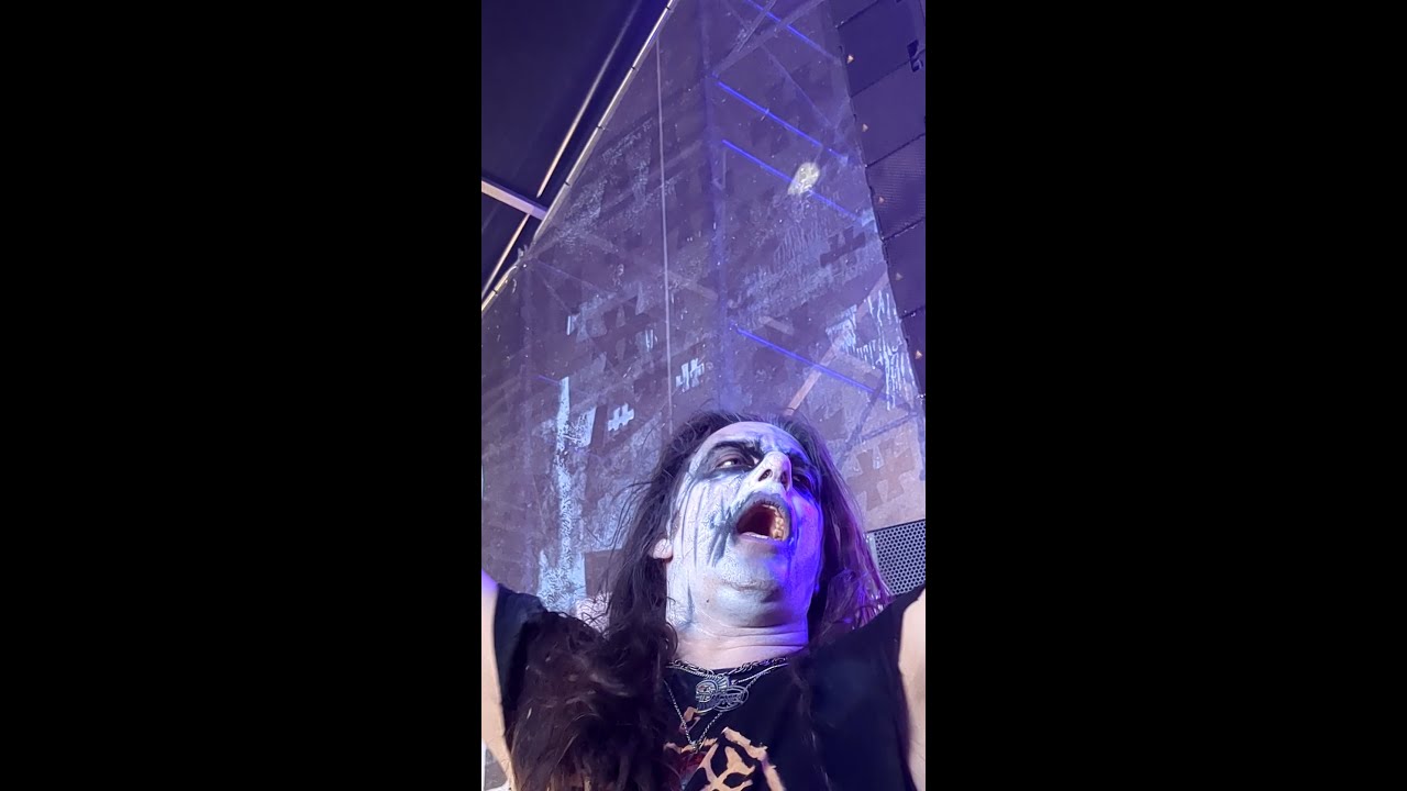 Yoth Iria (chanteur bourré au Hellfest 2024)
