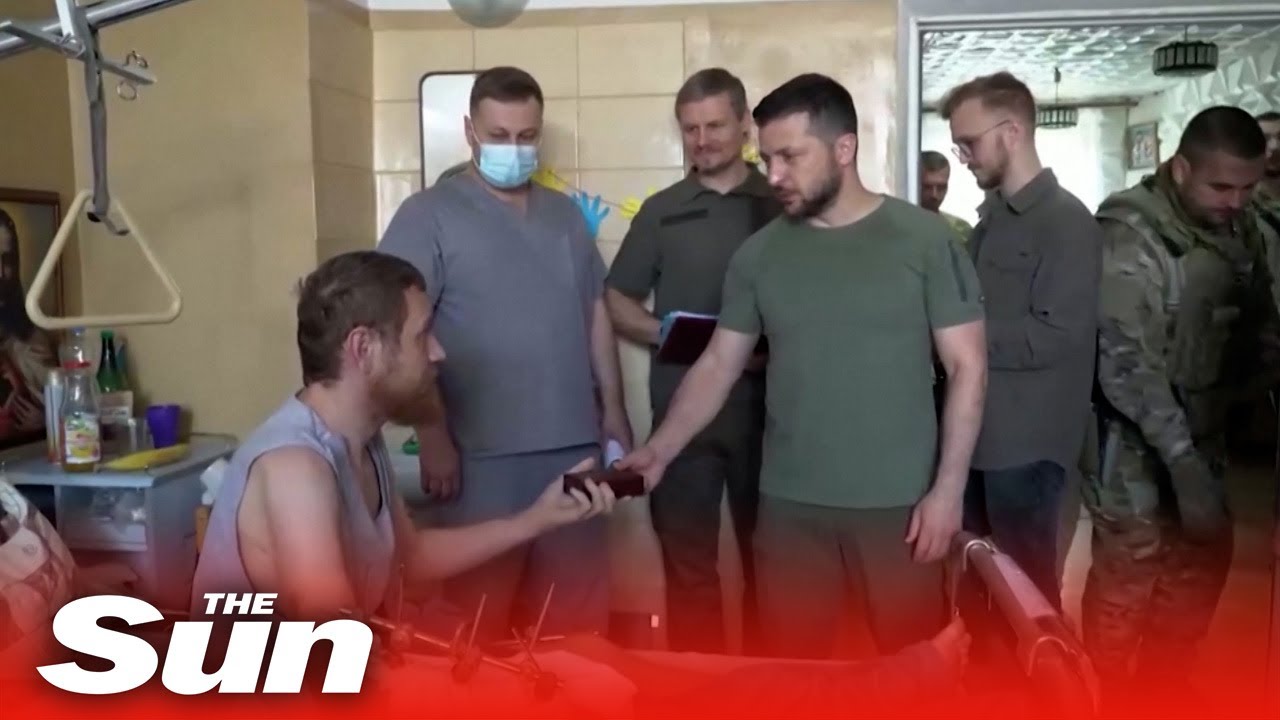 Zelenskyy visita soldados ucranianos feridos no hospital de Lviv