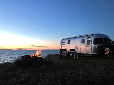 Mit dem Airstream 684 an die Küste von Wales in England