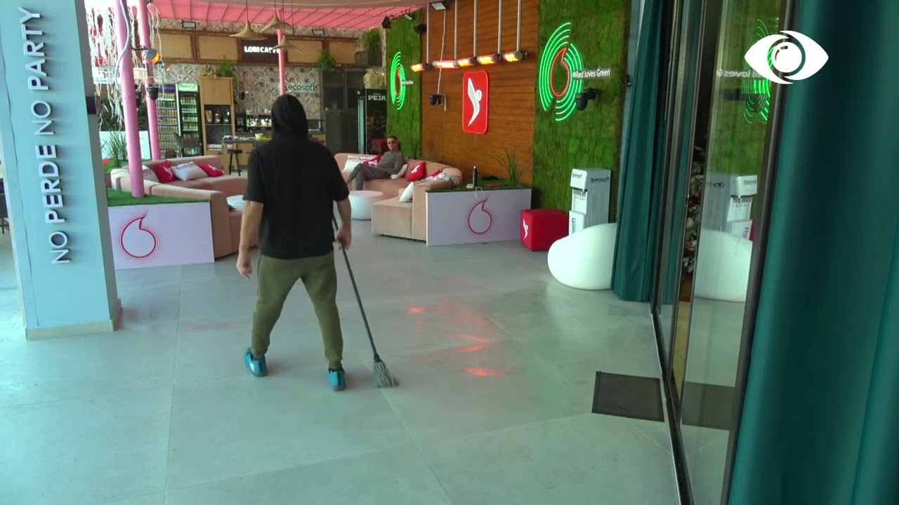 Herioni pastron shtëpinë, ironizon papastërtinë e banorëve