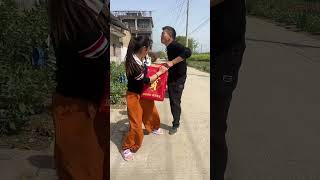 Download lagu Pasangan pedesaan yang lucu membawa kegembiraan. #komedi #lucu #mobil #menyenangkan #tertawa #tiktok mp3