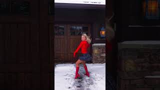 雪景色で赤ニットのブロンドヘアがミニスカで元気ダンス