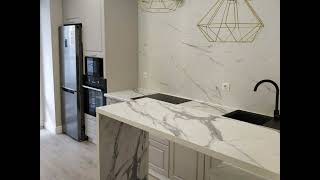 Неоклассическая угловая белая кухня со стойкой Проект 107 фото 7