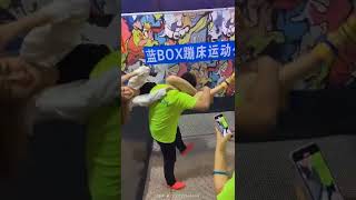 【Funny TikTok】エチエチ?見えちゃうトランポランド すごいぞ中国