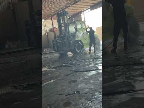 رافعة شوكية أثناء التشغيل في الموقع