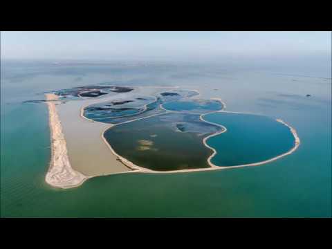 Video over de Marker Wadden.  Annemarieke Numan en Kauther Al-kaswan