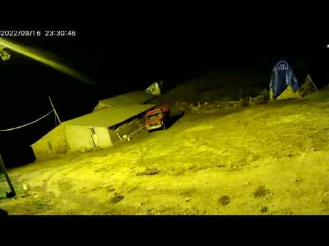 Bingöl'de deprem anı güvenlik kamerasına yansıdı