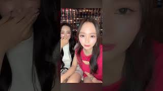 分かるけどiPhoneそこに差し込むんやめて？