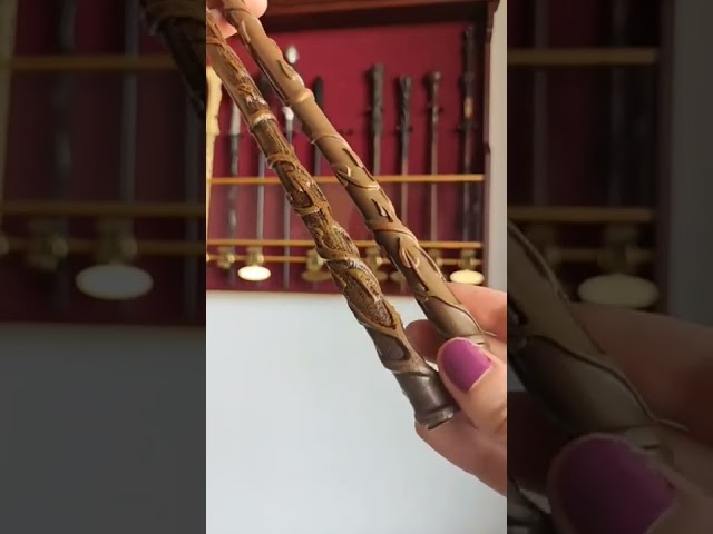 Vídeo relacionado con Hojalis Varita Hermione Granger, Varita Harry Brillante, Varita Mágica De Resina con Tarjeta de Hechizo, Boleto de Estación, Collar y Carga USB, para Halloween, Carnaval, Cosplay