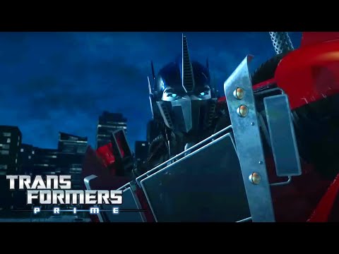 Optimus Prime arrives Downtown | Transformers: Prime | Transformers Official |