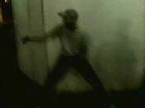 dj grilo na posição do cachorrinho