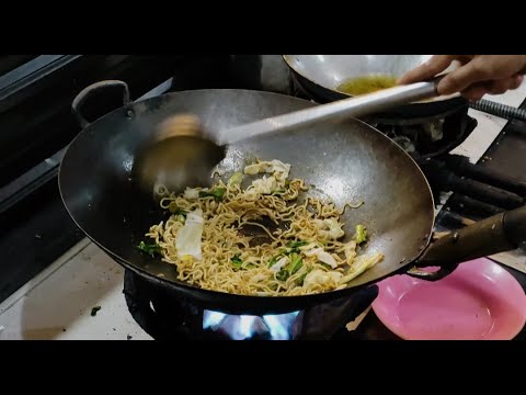 POPULAR FOOD IN INDONESIA CALLED " MIE GORENG " | INDONESIAN STREET FOOD