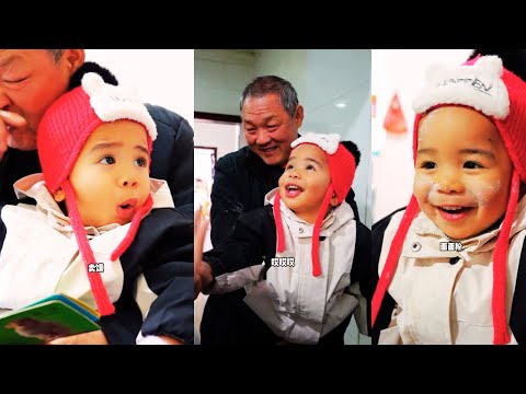 Kaikai smeared flour on his face and grandpa in a naughty way😆🧡