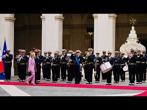 J.D. Vance e Giorgia Meloni: Banda della Marina Militare suona inni U.S.A. e Italia a Palazzo Chigi
