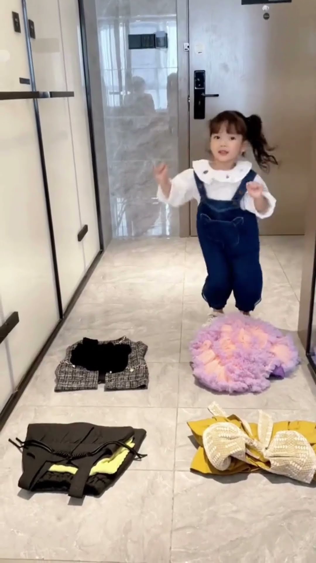 Bộ đồ ngủ lụa hoạt hình - video 1