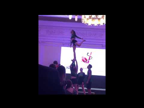Flying Cheerleaders - FAMOUS AGENCY