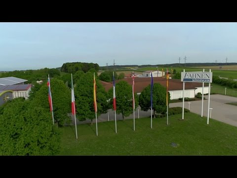 In unserem Imagefilm erfahren Sie mehr über die Herstellung gedruckter Fahnen, von Werbeprodukten wie unseren Displaysystemen und Beachflags sowie der Veredelung von Vereins- und Firmenbekleidung.