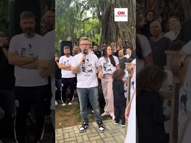Ídolo do Corinthians, Neto chora em inauguração de busto no Parque São Jorge
