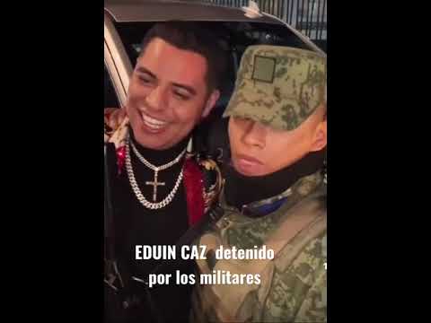 EDUIN CAZ lo detienen los del ejército mexicano para tomarse una foto