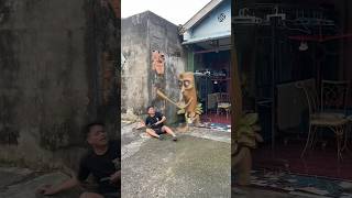 Download lagu Moving in the beat of the tung tung sahur #shorts mp3