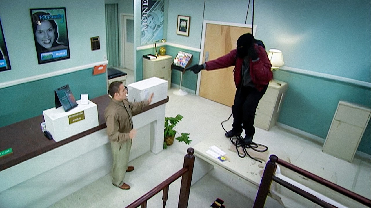 Incredible Bank Heist: Criminal Breaks In from the Roof!