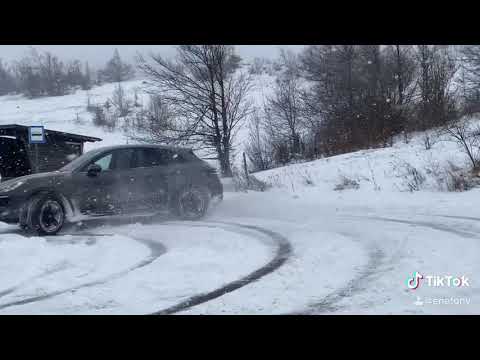 Porsche Macan S snow drift