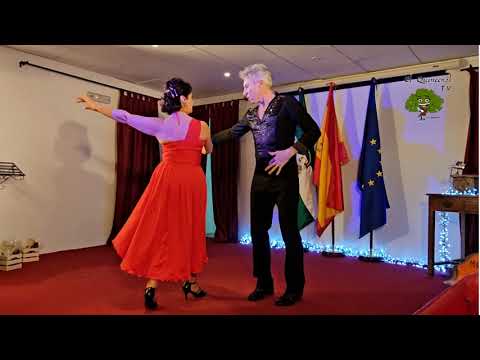 Bartolomé y Lola de Villanueva de Córdoba bailando un Bolero en la Fiesta de la Morcilla de Azuel